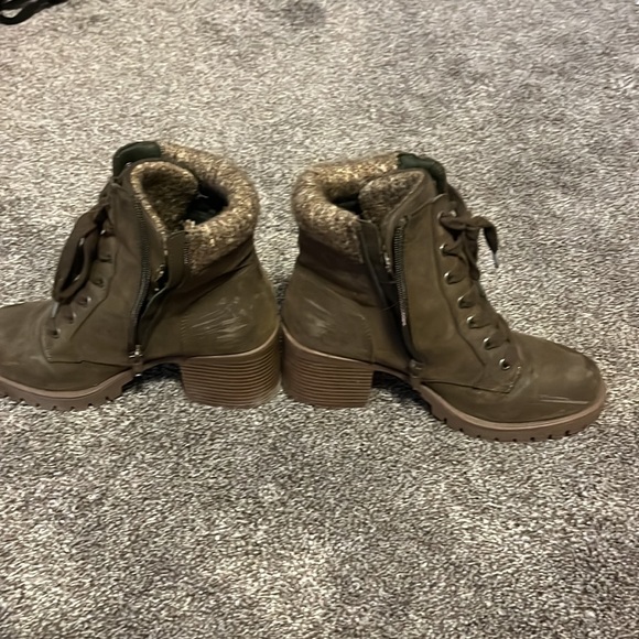 Boots - Picture 4 of 6